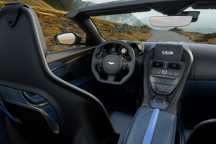 Bước vào bên trong, bạn sẽ tìm thấy ghế Sports Plus tiêu chuẩn bọc da Aniline và Alcantara có thể điều chỉnh điện 12 hướng và huy hiệu trên bảng điều khiển trung tâm, trong khi danh sách các tính năng tiêu chuẩn bao gồm màn hình hệ thống thông tin giải trí 8 inch, camera 360 độ và công nghệ đỗ xe tự động Auto Parking.