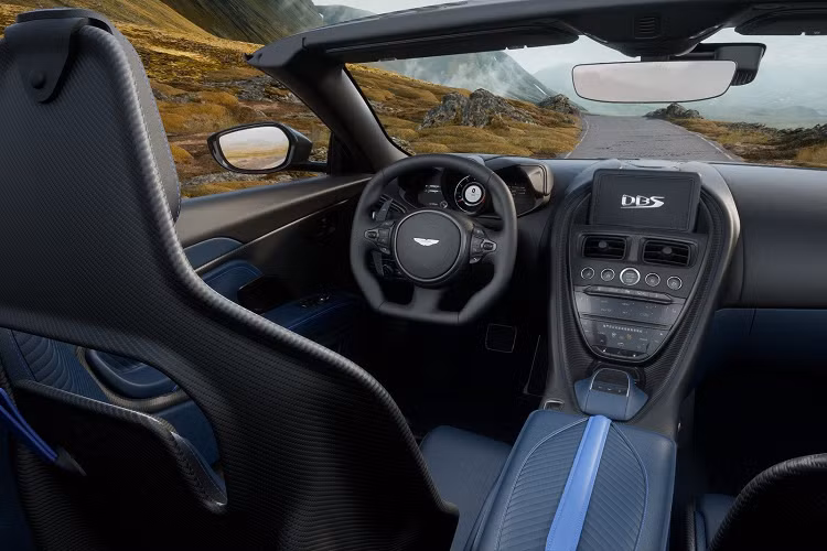 Bước vào bên trong, bạn sẽ tìm thấy ghế Sports Plus tiêu chuẩn bọc da Aniline và Alcantara có thể điều chỉnh điện 12 hướng và huy hiệu trên bảng điều khiển trung tâm, trong khi danh sách các tính năng tiêu chuẩn bao gồm màn hình hệ thống thông tin giải trí 8 inch, camera 360 độ và công nghệ đỗ xe tự động Auto Parking.