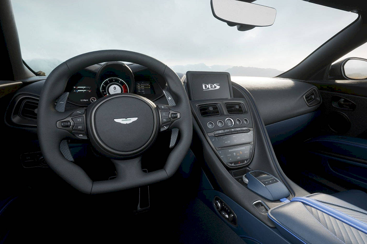 Công suất của Aston Martin DBS 770 Ultimate được nâng cấp đáng kể nên bộ phanh gốm carbon cũng được cải tiến để phù hợp hơn. Đĩa trước của DBS 770 Ultimate là 16,1 inch và đĩa sau là 14,1 inch. Aston Martin trang bị cho những chiếc xe này Pirelli P Zero có kích thước 265/35 R21 phía trước và 305/30 R21 phía sau.