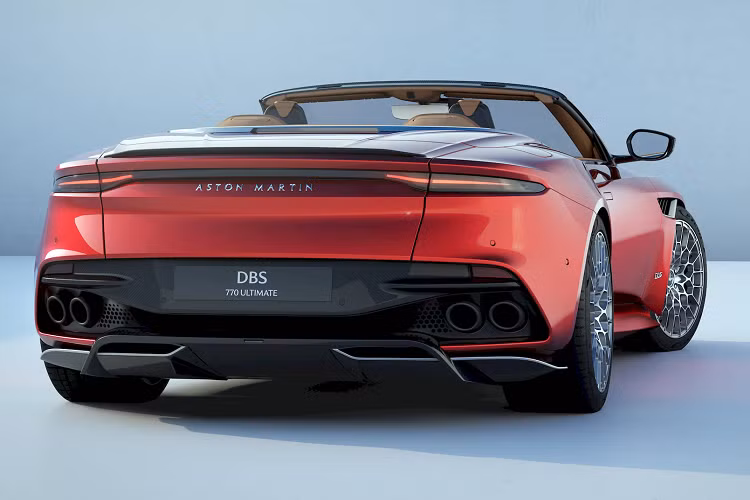 Những khách hàng đặt mua sớm nhất dự kiến sẽ được giao xe kể từ quý III năm 2023. Hiện thông tin về giá xe Aston Martin DBS 770 Ultimate Volante của phiên bản đặc biệt này vẫn được giữ kín, chỉ biết rằng sẽ không thể thấp hơn mức 300.000 USD (7 tỷ đồng) của bản DBS tiêu chuẩn.