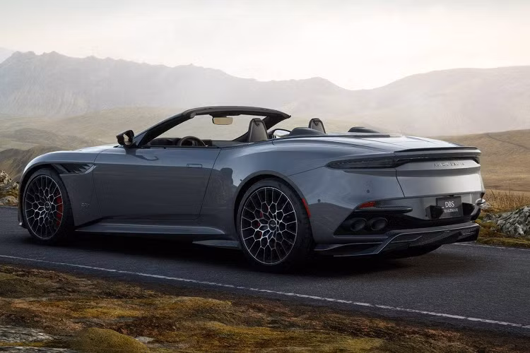 Cơ cấu này góp phần làm tăng khối lượng của bản Volante thêm 10 kg để đạt đến mức 1.855 kg và khiến phiên bản này cần 3,6 giây để tăng tốc 0 - 100 km/h, chậm hơn 0,2 giây so với bản Coupe. Dù vậy, cả 2 kiểu thân đều có thể đạt tới vận tốc tối đa 340 km/h như nhau.