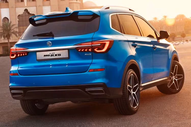 Thay vào đó, xe chỉ có 6 túi khí, camera 360 độ, hệ thống kiểm soát hành trình, hệ thống chống bó cứng phanh ABS, phân phối lực phanh điện tử, trợ lực phanh, kiểm soát lực kéo, hỗ trợ khởi hành ngang dốc, cân bằng điện tử và chức năng làm khô phanh đĩa.