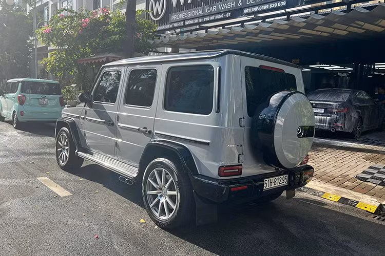 Sau 4 năm sử dụng, SUV hạng sang Mercedes-AMG G63 từng của Cường Đô la chỉ mới lăn bánh có 21.000 km, tức trung bình mỗi năm, xe chỉ chạy trên 5.500 km. Trong khi đó, chiếc SUV hạng sang Mercedes-AMG G63 từng của Hiền Hồ đăng ký vào năm 2022, nhưng hiện quãng đường xe đã di chuyển lên đến gần 18.000 km.