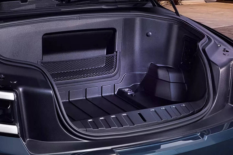 Mẫu xe này cũng được hứa hẹn sẽ đi được tối đa 500 dặm (804 km) trong 1 lần sạc đầy pin. Thông qua hệ thống sạc nhanh bằng điện DC với công suất tối đa lên đến 350 kW, pin xe có thể nạp đủ năng lượng để di chuyển quãng đường 160 km trong vòng 10 phút sạc.