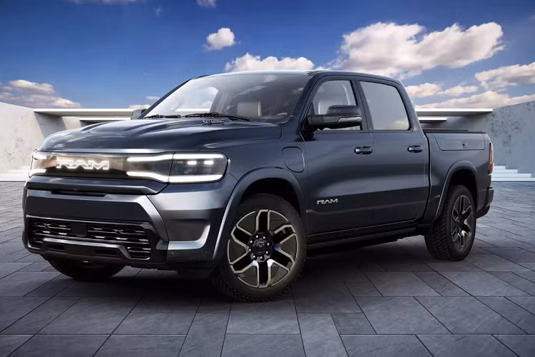 Ở phía sau, Ram 1500 REV 2024 có những khác biệt so với phiên bản máy xăng như đèn hậu hình chữ "L", ăn sâu vào bên trong cửa thùng hàng.