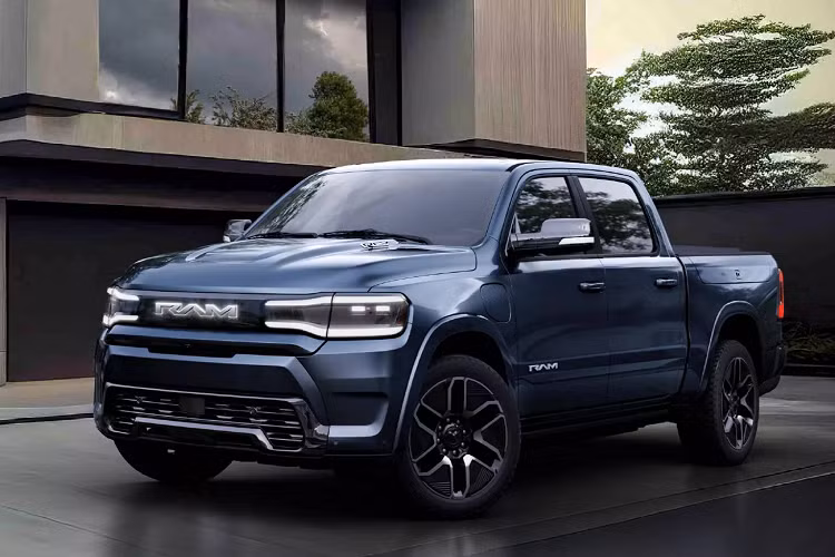 Tuy nhiên, chiếc bán tải chạy điện ở trạng thái sản xuất hàng loạt sẽ không còn những chi tiết độc đáo từng thấy trên bản concept nữa. Cụ thể, Ram 1500 REV 2024 chạy điện giờ đây vẫn chủ yếu giống như phiên bản Ram 1500 chạy động cơ đốt trong truyền thống.