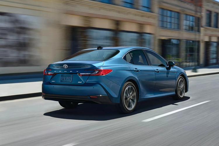 Bên cạnh đó, các phiên bản cao cấp còn được bổ sung gói tùy chọn Premium Plus với các tính năng nâng cao như hỗ trợ kẹt xe, cảnh báo phương tiện cắt ngang phía trước, hỗ trợ chuyển làn, màn hình quan sát toàn cảnh, hỗ trợ đỗ xe phía trước/sau và phanh tự động.