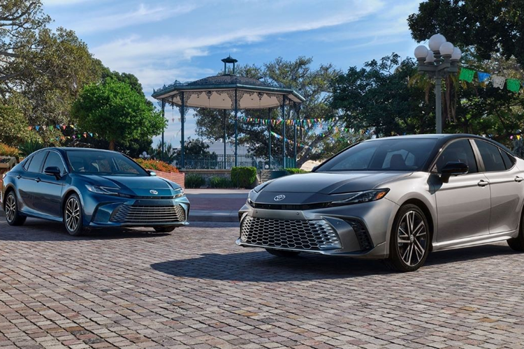 Toyota Camry 2025 được trang bị hệ truyền động hybrid trên mọi phiên bản. Hệ thống này bao gồm động cơ xăng 2.5L 4 xi-lanh thẳng hàng (công suất 225 mã lực trên phiên bản dẫn động cầu trước và 232 mã lực trên bản dẫn động bốn bánh) kết hợp với hai mô tơ điện.