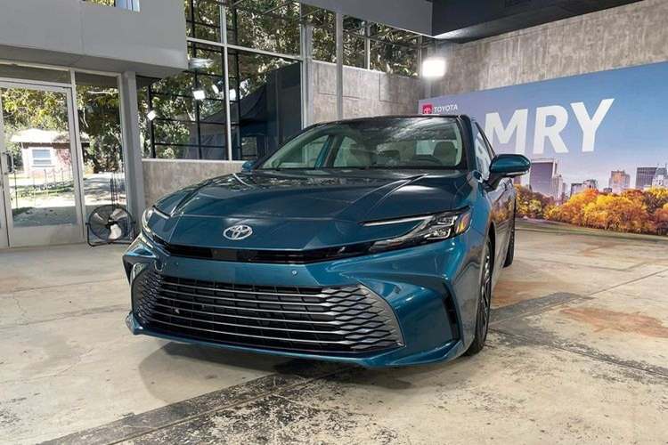 Sau khi chính thức ra mắt Toyota Camry 2025 thế hệ mới, Toyota đã công bố kế hoạch mở bán xe trên toàn cầu. Tại Trung Quốc, mẫu sedan này sẽ được thương hiệu Nhật Bản giới thiệu tại Triển lãm Ô tô Quảng Châu diễn ra từ ngày 17/11/2023 và mở bán vào đầu năm sau.