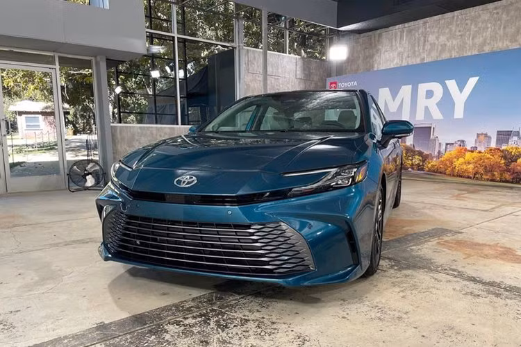 Sau khi chính thức ra mắt Toyota Camry 2025 thế hệ mới, Toyota đã công bố kế hoạch mở bán xe trên toàn cầu. Tại Trung Quốc, mẫu sedan này sẽ được thương hiệu Nhật Bản giới thiệu tại Triển lãm Ô tô Quảng Châu diễn ra từ ngày 17/11/2023 và mở bán vào đầu năm sau.