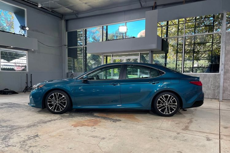 Camry 2025 sở hữu ngoại hình trẻ trung và hiện đại hơn hẳn so với thế hệ cũ nhờ được áp dụng ngôn ngữ thiết kế mới của Toyota. Xe sẽ không còn tùy chọn động cơ thuần xăng mà sẽ chỉ có các phiên bản dùng động cơ hybrid.