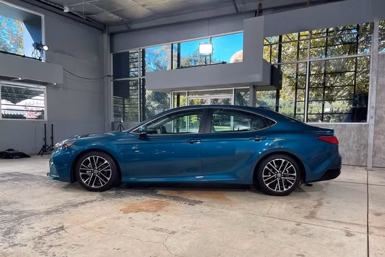 Camry 2025 sở hữu ngoại hình trẻ trung và hiện đại hơn hẳn so với thế hệ cũ nhờ được áp dụng ngôn ngữ thiết kế mới của Toyota. Xe sẽ không còn tùy chọn động cơ thuần xăng mà sẽ chỉ có các phiên bản dùng động cơ hybrid.