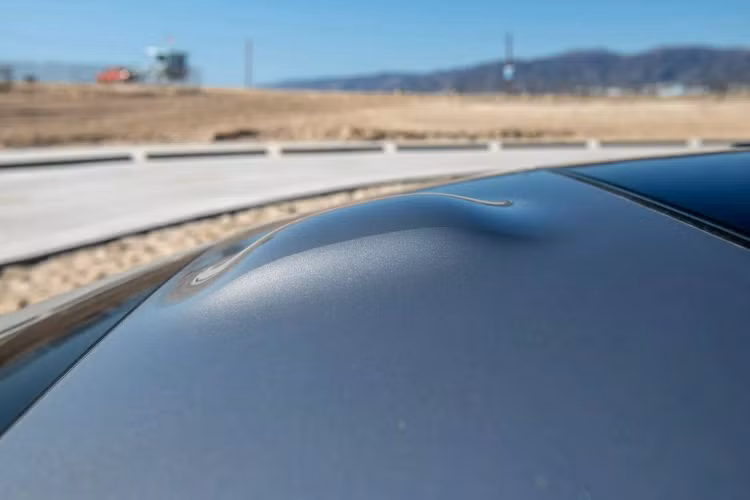 Nếu mọi điều kiện thuận lợi được đáp ứng, người lái có thể kích hoạt tính năng này bằng nút bấm trên vô-lăng để chiếc xe tự động kiểm soát tốc độ di chuyển, giữ khoảng cách so với các xe khác, giữ cho xe đi đúng làn đường và biết xử lý các tình huống nguy hiểm mà không cần người lái phải can thiệp.