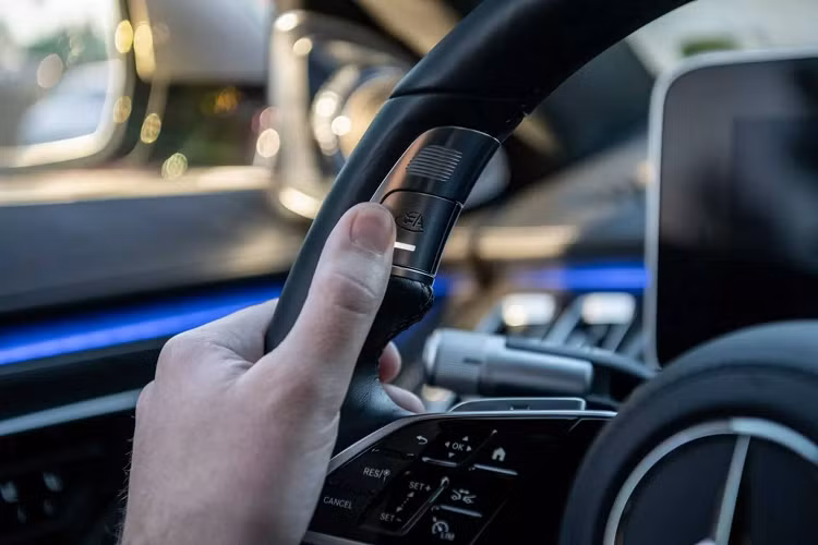 Xe sẽ tự di chuyển theo lộ trình đã được định trước, đồng thời các chức năng an toàn sẽ được hệ thống điều khiển kiểm soát. Ở cấp độ 3, người lái có thể rời tay khỏi vô-lăng nhưng vẫn cần ngồi ở vị trí điều khiển để sẵn sàng lấy lại quyền kiểm soát xe khi cần thiết.