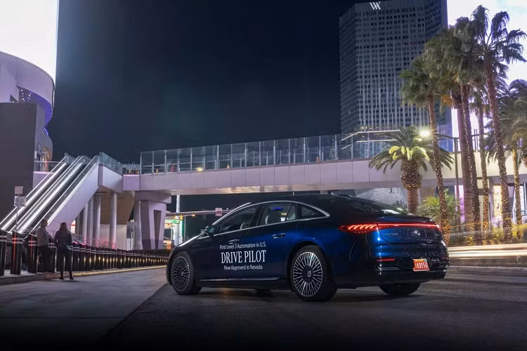 Trước mắt, Drive Pilot sẽ trở thành một tùy chọn cao cấp trên các dòng xe S-Class 2024 và EQS Sedan 2024 của Mercedes-Benz tại Mỹ. Sau khi được cấp phép triển khai thành công tại bang Nevada, hiện Mercedes-Benz đang tính tới việc tiếp tục xin phép tại các bang khác, bắt đầu với bang California.