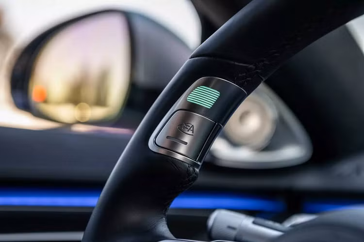 Trên thực tế, mẫu xe đầu tiên bán ra thị trường với khả năng tự lái cấp độ 3 là chiếc Audi A8 vào năm 2019. Tuy nhiên, vì quy định pháp lý chưa cho phép nên Audi chưa thể trang bị chức năng này lên các xe xuất sang Mỹ.