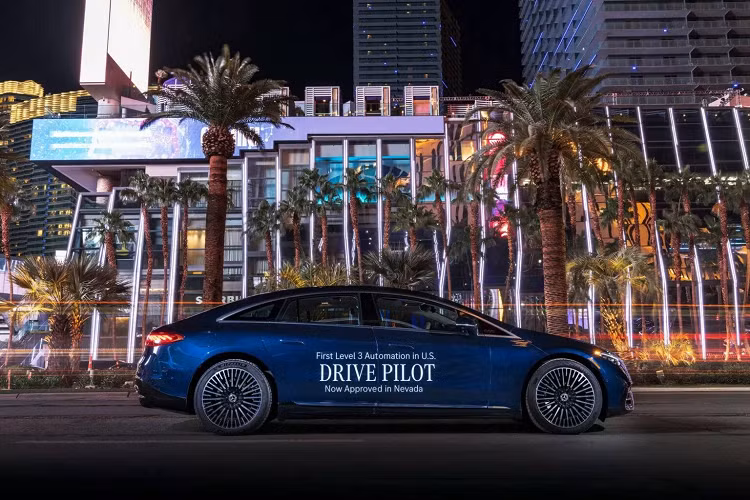 Hệ thống tự lái cấp độ 3 này khác biệt so với các hệ thống hỗ trợ người lái trước đó của Mercedes-Benz ở chỗ có thêm máy quét laser LiDAR, cùng với việc thu nhận thông tin từ camera ở kính cửa sổ sau, các mic thu âm gắn quanh xe cũng như bộ cảm biến đo lượng nước trên mặt đường được gắn tại bánh xe.