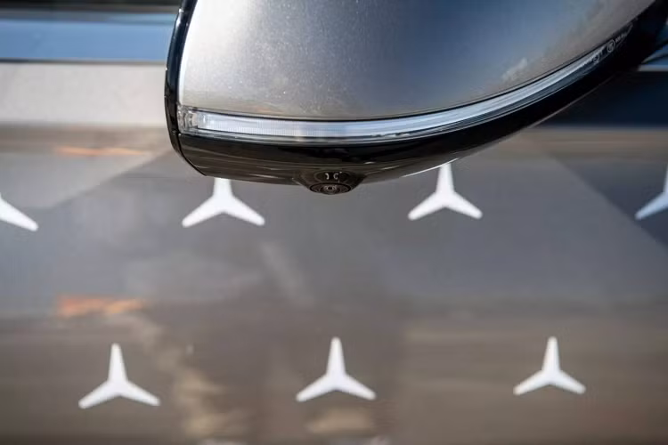 Trong trường hợp hệ thống nhận thấy không còn đủ khả năng tự vận hành và cần có sự thao tác của con người, nó sẽ phát ra thông báo bằng hình ảnh và cả âm thanh. Nếu đã yêu cầu can thiệp nhưng người lái không phản ứng, Drive Pilot sẽ buộc chiếc xe dừng lại hoàn toàn, kích hoạt đèn báo khẩn cấp và mở hết khóa cửa.