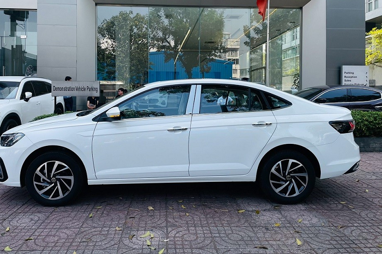 Dù Volkswagen Virtus giảm giá mạnh, đây vẫn là mẫu sedan cỡ B đắt nhất Việt Nam. Thậm chí, mẫu ôtô Đức này còn đắt gấp đôi so với "xe quốc dân" Toyota Vios (489 - 630 triệu đồng) và Hyundai Accent (426 - 542 triệu đồng). Đây chắc chắn là trở ngại rất lớn của Volkswagen Virtus trên con đường chinh phục khách hàng Việt Nam.