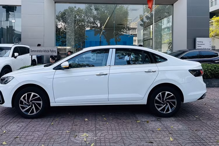 Dù Volkswagen Virtus giảm giá mạnh, đây vẫn là mẫu sedan cỡ B đắt nhất Việt Nam. Thậm chí, mẫu ôtô Đức này còn đắt gấp đôi so với "xe quốc dân" Toyota Vios (489 - 630 triệu đồng) và Hyundai Accent (426 - 542 triệu đồng). Đây chắc chắn là trở ngại rất lớn của Volkswagen Virtus trên con đường chinh phục khách hàng Việt Nam.