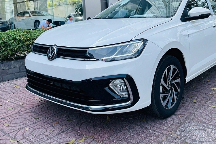  Được phát triển dựa trên cơ sở gầm bệ MQB-A0-IN giống Volkswagen T-Cross, mẫu sedan cỡ B này dài 4.561 mm, rộng 1.752 mm, cao 1.507 mm trong khi chiều dài cơ sở đạt 2.651 mm. 