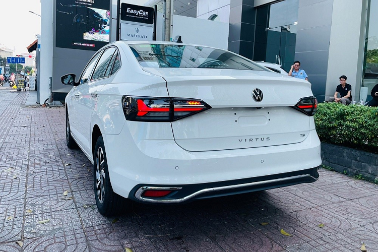 Cũng được nhập khẩu nguyên chiếc từ Ấn Độ như người anh em T-Cross, Volkswagen Virtus sở hữu kích thước lớn hơn so với các đối thủ cùng phân khúc.