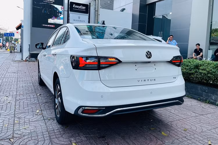 Cũng được nhập khẩu nguyên chiếc từ Ấn Độ như người anh em T-Cross, Volkswagen Virtus sở hữu kích thước lớn hơn so với các đối thủ cùng phân khúc.