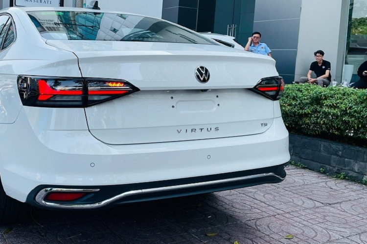 Về mặt trang bị, Volkswagen Virtus tại Việt Nam ghi điểm với đèn pha LED, tích hợp dải đèn LED định vị ban ngày, đèn sương mù trước, vành 16 inch, gương chiếu hậu gập điện, tích hợp đèn xi-nhan, đèn hậu LED, anten vây cá trên nóc và cửa sổ trời. Ở bản cao cấp, đèn pha của xe sẽ có thêm tính năng tự động bật/tắt và tính năng chờ dẫn đường.