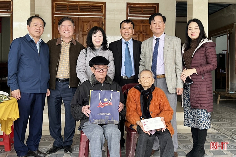 Chu tich Lien hiep cac Hoi KHKT Viet Nam trao qua cho nhan si tri thuc, nguoi dan kho khan o Ha Tinh-Hinh-5