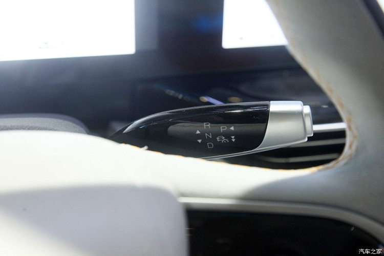 Được biết, chiếc xe mới sẽ cung cấp 4 chế độ lái, 3 chế độ lái và 2 chế độ phanh. Phạm vi hành trình chính thức của mô hình hàng đầu đã đạt 512 km.