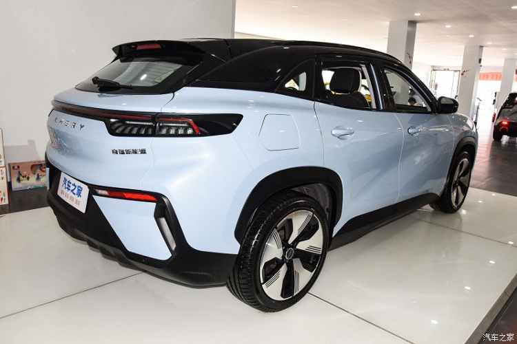 Không chỉ vậy, vòm bánh xe mới áp dụng thiết kế hình khối cứng cáp hơn, ốp sườn và những nơi khác cũng được tích hợp tấm bảo vệ màu đen tạo nên sự hoang dã nhất định. Ở phía sau xe, Chery eQ7 có cụm đèn hậu có thiết kế xuyên suốt, dải đèn phân bổ ma trận chấm cũng được tích hợp hai bên. Ở phía sau xe, Chery eQ7 có cụm đèn hậu có thiết kế xuyên suốt, dải đèn phân bổ ma trận chấm cũng được tích hợp hai bên.