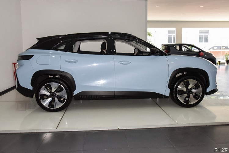 Về kích thước thân xe, chiều dài, rộng và cao của xe mới lần lượt là 4675/1910/1660mm, chiều dài cơ sở 2830mm. Mặc dù chiều dài cơ thể không nổi bật nhưng chiều dài cơ sở của nó đã đạt đến mức cao hơn. Ngoài ra, chiếc xe Chery eQ7 áp dụng hình dạng thân xe hai màu và thiết kế trụ A/B/C màu đen tạo hiệu ứng hình ảnh của một mái nhà lơ lửng.