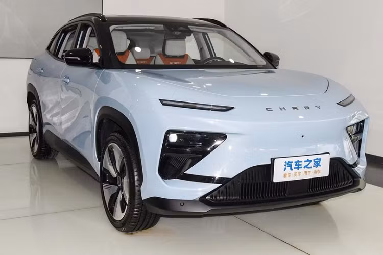 Còn tại quê nhà, Chery eQ7 đã chính thức được mở bán trước vào ngày 7 tháng 8. Xe mới ra mắt tổng cộng 3 mẫu cấu hình, giá bán trước là 143.900 đến 163.900 nhân dân tệ (tương đương 466 đến 531 triệu đồng). Về ngoại hình, chiếc xe Chery eQ7 2023 mới được xây dựng với ngôn ngữ thiết kế rất đơn giản, là một chiếc xe điện thuần túy, có thể thấy chiếc xe áp dụng hình dạng mặt trước khép kín, các chi tiết sử dụng đèn pha chia đôi phổ biến. đèn là tích cực hơn.