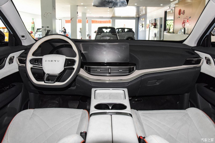 Ở sức mạnh, chiếc xe Chery eQ7 mới được trang bị động cơ có công suất tối đa 155 kilowatt, được trang bị pin lithium iron phosphate và tốc độ tối đa 180 km/h.