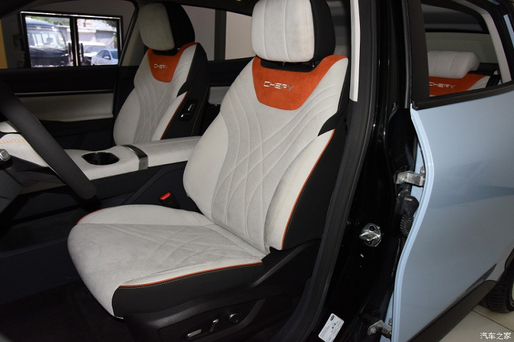 Về nội thất, hình dáng tổng thể của xe mới tương đối đơn giản nhưng xe áp dụng thiết kế màn hình kép đang rất được ưa chuộng hiện nay, đường viền mạ crom xuyên thấu trên bảng điều khiển trung tâm bắt mắt hơn, có đèn viền xung quanh. dưới lớp trang trí, giúp cải thiện chất lượng cảm giác của xe.