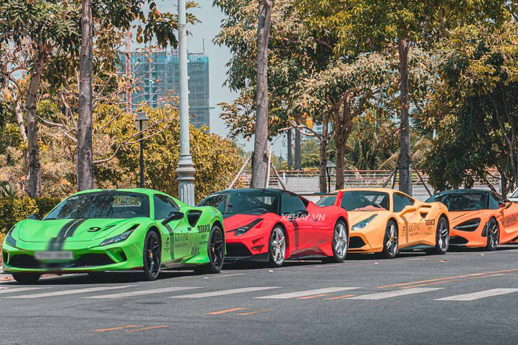 Vừa qua, dàn siêu xe trăm tỷ đều thuộc hàng cực phẩm đã tụ họp tại khu đô thị Sala ở TP HCM thu hút đông đảo sự chú ý của người qua đường.
