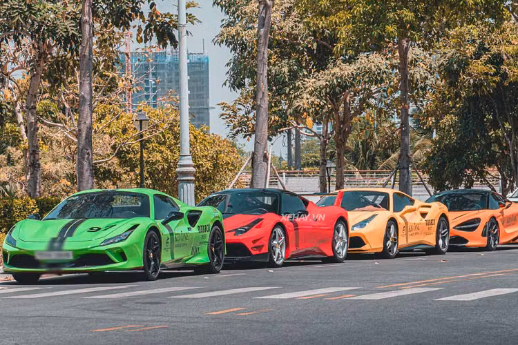 Vừa qua, dàn siêu xe trăm tỷ đều thuộc hàng cực phẩm đã tụ họp tại khu đô thị Sala ở TP HCM thu hút đông đảo sự chú ý của người qua đường.