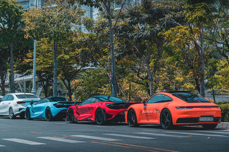 Ngoài ra còn có chiếc siêu xe hàng hiếm Ferrari 458 Italia độ Misha,...hay McLaren 765LT đầu tiên về Việt Nam. Đây đều là những chiếc xe có mức giá lên đến cả tỷ đồng và được nhiều dân chơi siêu xe ư thích.