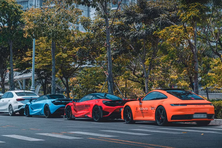 Ngoài ra còn có chiếc siêu xe hàng hiếm Ferrari 458 Italia độ Misha,...hay McLaren 765LT đầu tiên về Việt Nam. Đây đều là những chiếc xe có mức giá lên đến cả tỷ đồng và được nhiều dân chơi siêu xe ư thích.
