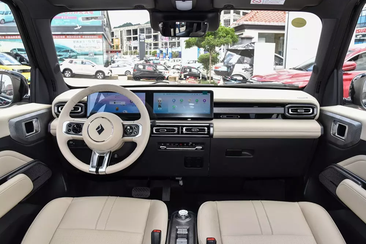 Trong khi đó, đèn pha được bao quanh bằng 4 dải đèn LED định vị ban ngày, gợi liên tưởng đến xe Porsche. Ngoài ra, mẫu SUV điện cỡ nhỏ này còn có cản trước/sau hầm hố và nắp ca-pô được thiết kế phồng lên để tạo cảm giác cơ bắp. Tân binh của thương hiệu Baojun chỉ có 2 cửa ở bên sườn và nóc cao theo phong cách xe kei car của Nhật Bản.