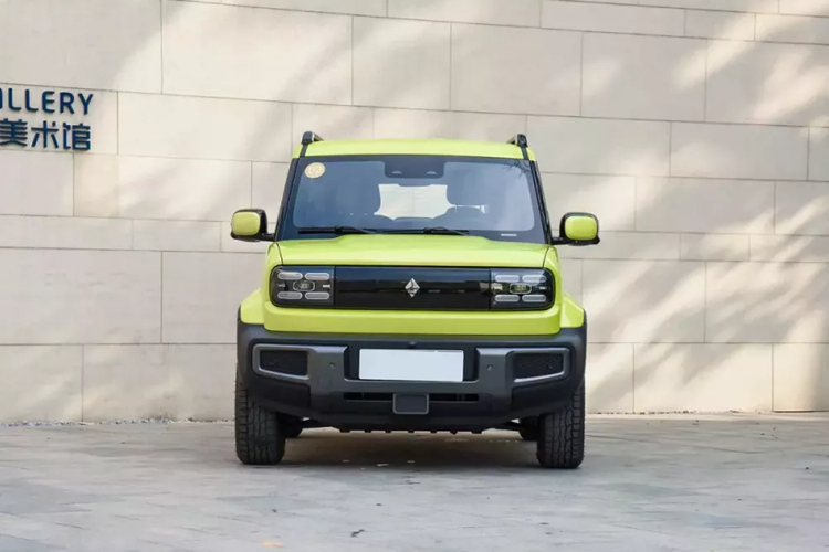 Tương tự Wuling, Baojun cũng là thương hiệu con của liên doanh SAIC-GM-Wuling. Vào hồi đầu năm nay, Baojun đã thu hút sự chú ý khi ra mắt mẫu ô tô điện cỡ nhỏ Yep hoàn toàn mới. Baojun Yep có kích thước khá nhỏ với chiều dài x rộng x cao lần lượt là 3.381 x 1.685 x 1.721 mm và chiều dài cơ sở chỉ 2.110 mm.