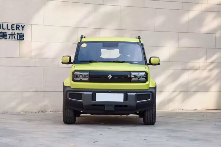 Tương tự Wuling, Baojun cũng là thương hiệu con của liên doanh SAIC-GM-Wuling. Vào hồi đầu năm nay, Baojun đã thu hút sự chú ý khi ra mắt mẫu ô tô điện cỡ nhỏ Yep hoàn toàn mới. Baojun Yep có kích thước khá nhỏ với chiều dài x rộng x cao lần lượt là 3.381 x 1.685 x 1.721 mm và chiều dài cơ sở chỉ 2.110 mm.