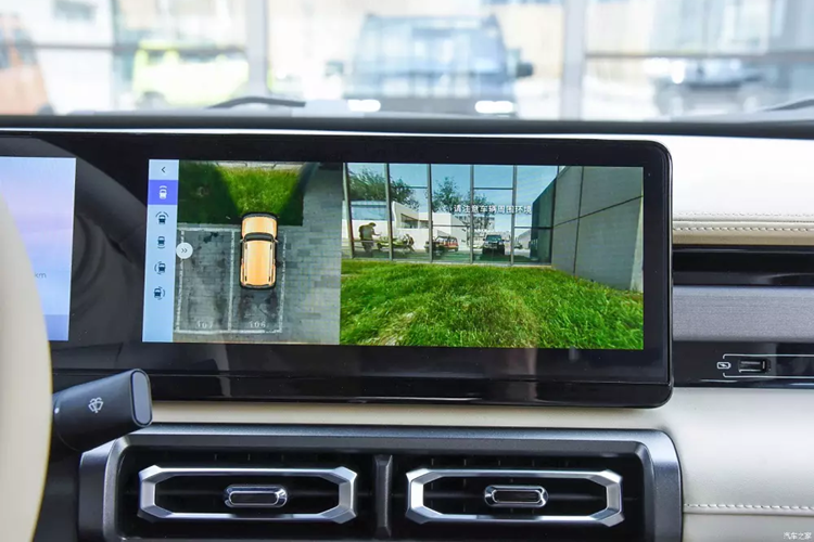 Bên cạnh đó là baga nóc, bệ bước chân và hốc bánh nổi bật, đi kèm bộ vành hợp kim 15 inch với thiết kế 4 chấu phay xước 2 màu, nằm trong lốp 205/65 R15 chạy mọi địa hình. Đằng sau, Baojun Yep được trang bị đuôi xe thẳng đứng, cụm đèn hậu nằm dọc và cửa cốp mở sang ngang.