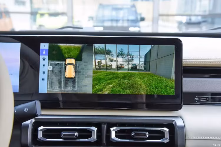 Bên cạnh đó là baga nóc, bệ bước chân và hốc bánh nổi bật, đi kèm bộ vành hợp kim 15 inch với thiết kế 4 chấu phay xước 2 màu, nằm trong lốp 205/65 R15 chạy mọi địa hình. Đằng sau, Baojun Yep được trang bị đuôi xe thẳng đứng, cụm đèn hậu nằm dọc và cửa cốp mở sang ngang.