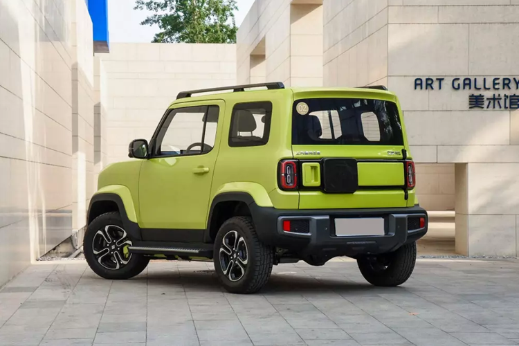 Ở thị trường Trung Quốc, mẫu xe này có cả màn hình Car-watch nằm trên cửa cốp để hiển thị thông điệp dành cho người đi phía sau. Bên trong Baojun Yep là không gian nội thất 4 chỗ ngồi, được thiết kế 1 màu hoặc 2 màu.