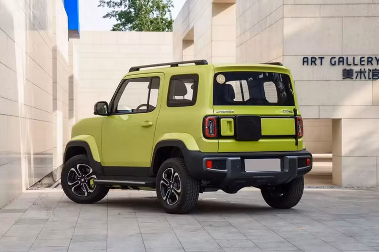 Ở thị trường Trung Quốc, mẫu xe này có cả màn hình Car-watch nằm trên cửa cốp để hiển thị thông điệp dành cho người đi phía sau. Bên trong Baojun Yep là không gian nội thất 4 chỗ ngồi, được thiết kế 1 màu hoặc 2 màu.