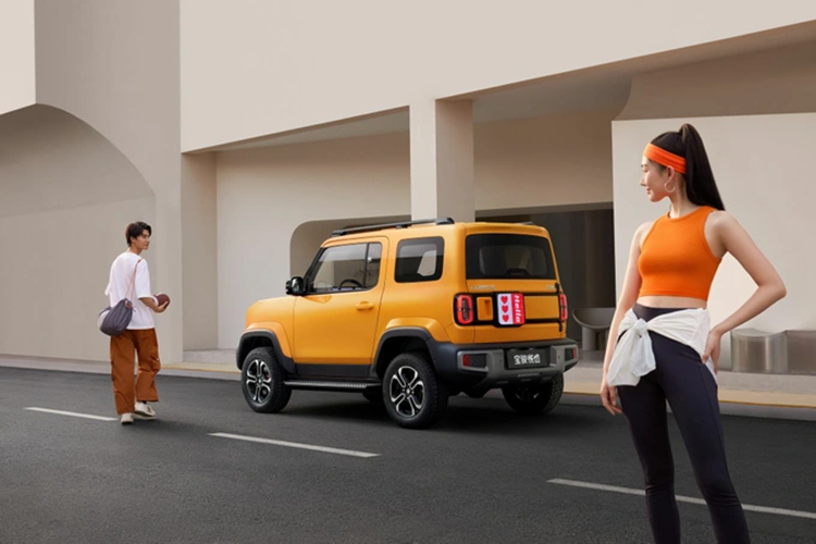 Chưa hết, mẫu ô tô điện Trung Quốc này còn sở hữu nhiều ngăn chứa đồ tiện dụng, điều hòa 2 chiều tự động và hệ thống lọc không khí tiêu chuẩn. Cần gạt mưa tự động, chìa khóa thông minh, tính năng điều khiển từ xa, ra lệnh bằng giọng nói và kính cửa sổ chống kẹt cũng được trang bị cho Baojun Yep ở Trung Quốc.