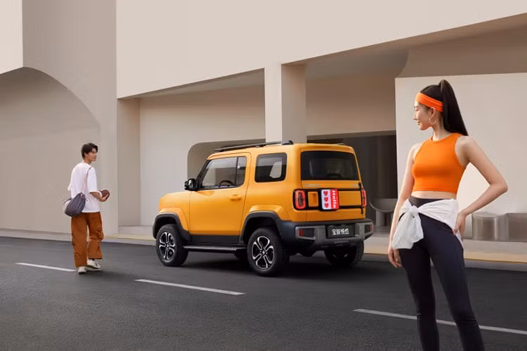 Chưa hết, mẫu ô tô điện Trung Quốc này còn sở hữu nhiều ngăn chứa đồ tiện dụng, điều hòa 2 chiều tự động và hệ thống lọc không khí tiêu chuẩn. Cần gạt mưa tự động, chìa khóa thông minh, tính năng điều khiển từ xa, ra lệnh bằng giọng nói và kính cửa sổ chống kẹt cũng được trang bị cho Baojun Yep ở Trung Quốc.