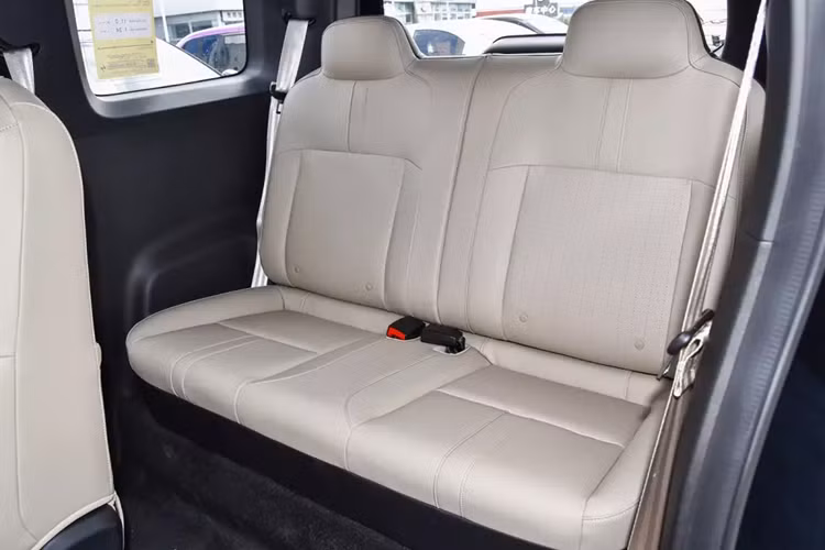 Nếu bán ở Việt Nam, mẫu xe này sẽ là đối thủ VinFast VF3. Được áp dụng ngôn ngữ thiết kế hoàn toàn mới của thương hiệu Baojun, Yep trông như phiên bản thu nhỏ của Suzuki Jimny. Xe sở hữu mặt ca-lăng đen bóng ở giữa hai cụm đèn pha, tích hợp logo hình kim cương màu bạc mới của thương hiệu Baojun.