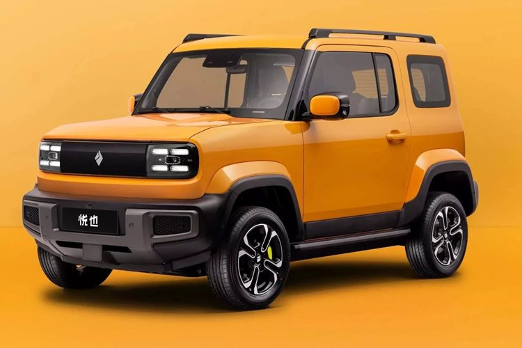 Tiếp theo đó là viền cửa gió điều hòa mạ crôm, núm xoay chuyển số, phanh tay điện tử và giá để ly ở giữa 2 ghế trước. Ghế lái của xe có thể chỉnh điện 6 hướng tiêu chuẩn trong khi ghế phụ lái chỉnh điện 4 hướng.